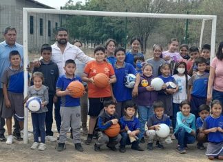 Llevan material deportivo a primaria de Caballeros