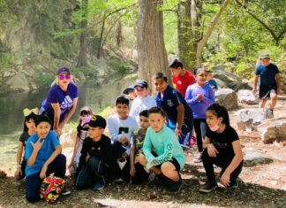 Caminan en Día de la Familia