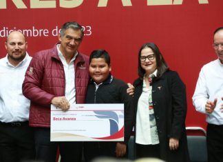 Entregan Becas y reconocen alumnos destacados