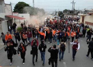 Encabeza rector caravana naranja en apoyo al Correcaminos
