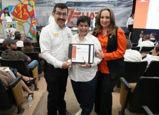 Entrega el rector Dámaso Anaya reconocimientos a jubilados del SUTUAT