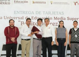 Entrega gobernador a estudiantes de la zona sur becas federales “Benito Juárez”